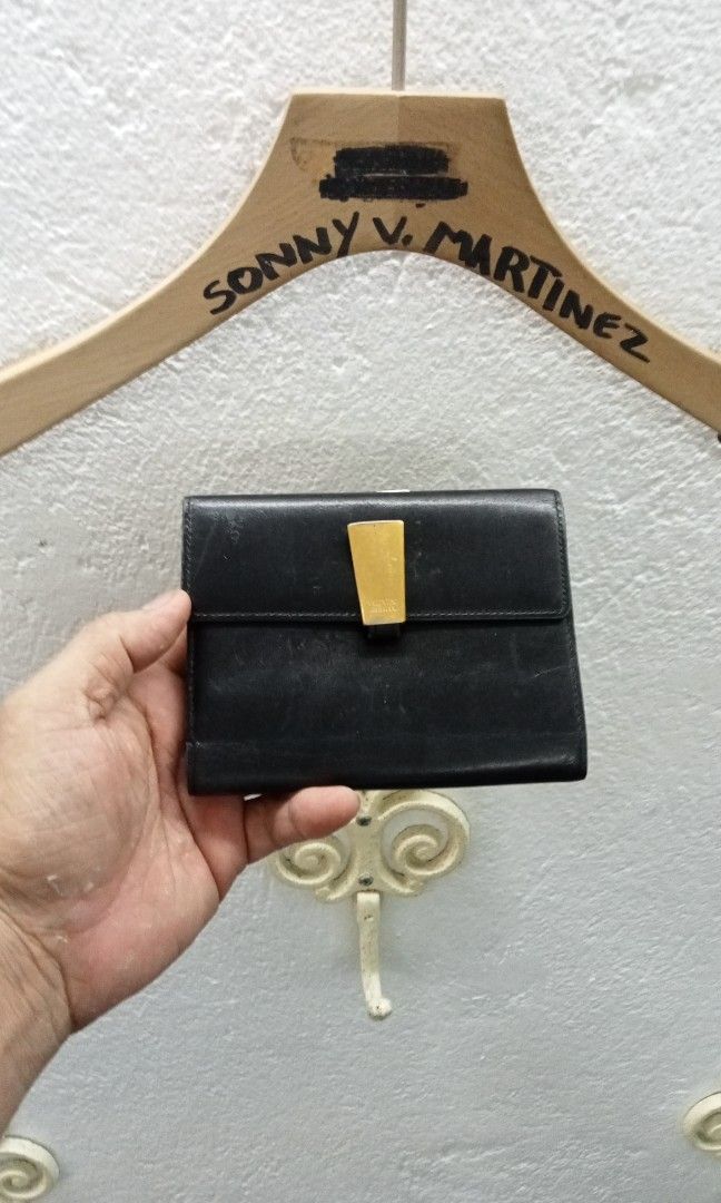 Valentino Garavani (Category: Luxury Bags & Wallets) located in Naga. Submitted by aboy1234245 (Listing ID 1394453820, Image 1). Description: Valentino Garavani VGC sign of usage.