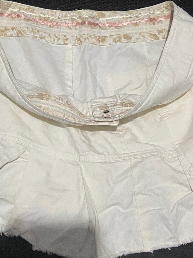Vintage Pleated White Skirt (Category: Skirts) located in Manila. Submitted by catlia (Listing ID 1394542939, Image 2). Description: Length: 12 inches (Medida based) Size:30-35.