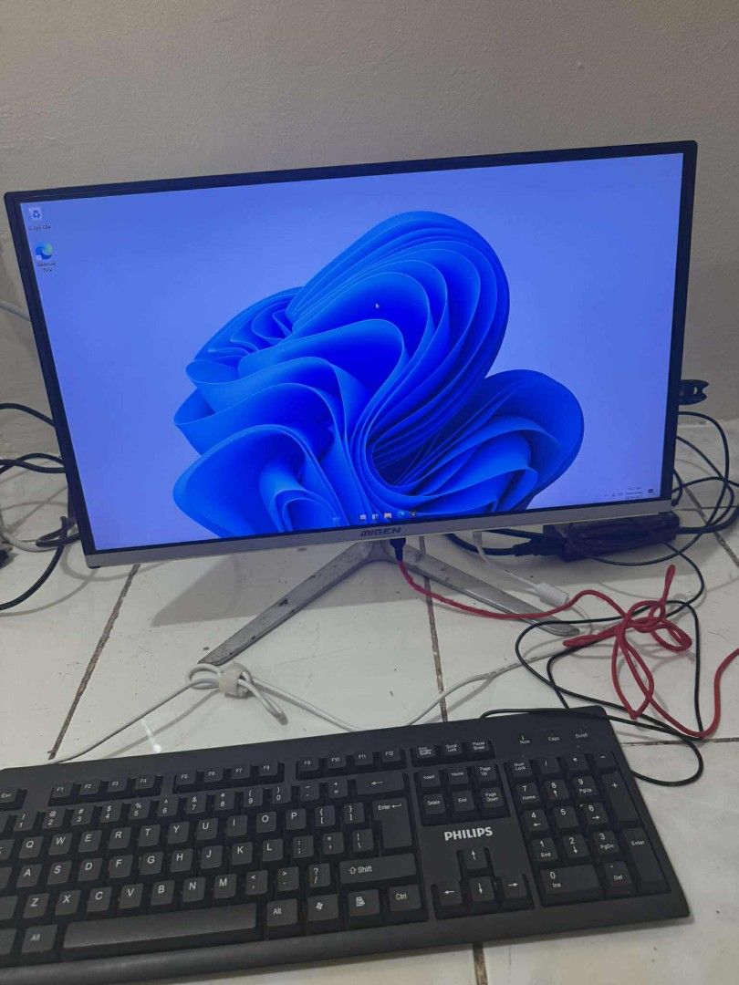 22 inches All in one PC (Category: Desktops) located in Manila. Submitted by lhainelovi71994 (Listing ID 1394611914, Image 3). Description: 22 inches All in one PC I5 4th gen Intel UHD Graphics 8gb ram 128gb ssd Windows 11 pro OS Ms office installed Free mouse and keyboard 💸💸 4,800 only Location: San Andres bukid manila Pick up or deliver.