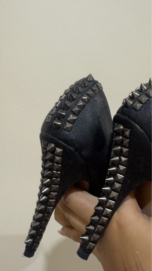 6 1/2 BCBG Max Azaria heels roxanne (Category: Heels) located in Manila. Submitted by grandbird-d39d (Listing ID 1394731873, Image 2). Description: Personal preloved. Add delivery fee/ shipping fee. Or meet up. .