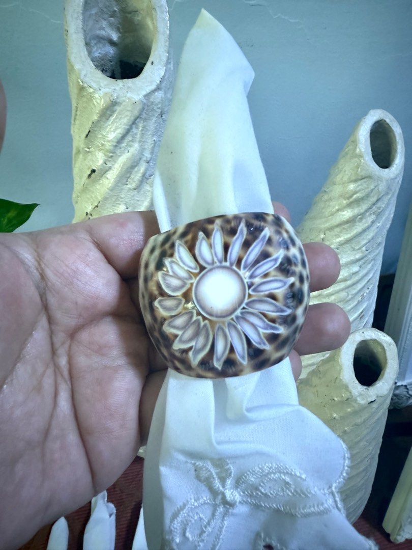 Shell Napkin Ring Holder (Category: Table Linen & Textiles) located in Manila. Submitted by goldenfalcon_75c81b (Listing ID 1394632983, Image 3). Description: 6pcs w/ napkins .