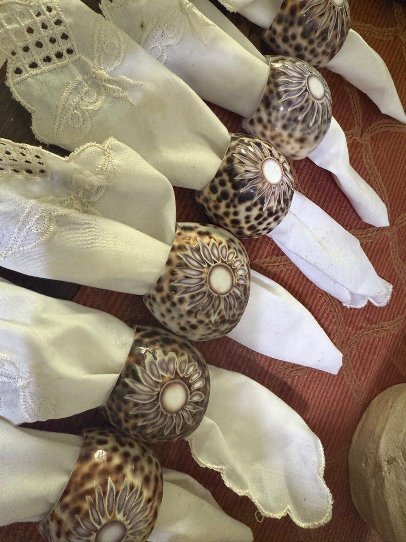 Shell Napkin Ring Holder (Category: Table Linen & Textiles) located in Manila. Submitted by goldenfalcon_75c81b (Listing ID 1394632983, Image 1). Description: 6pcs w/ napkins .