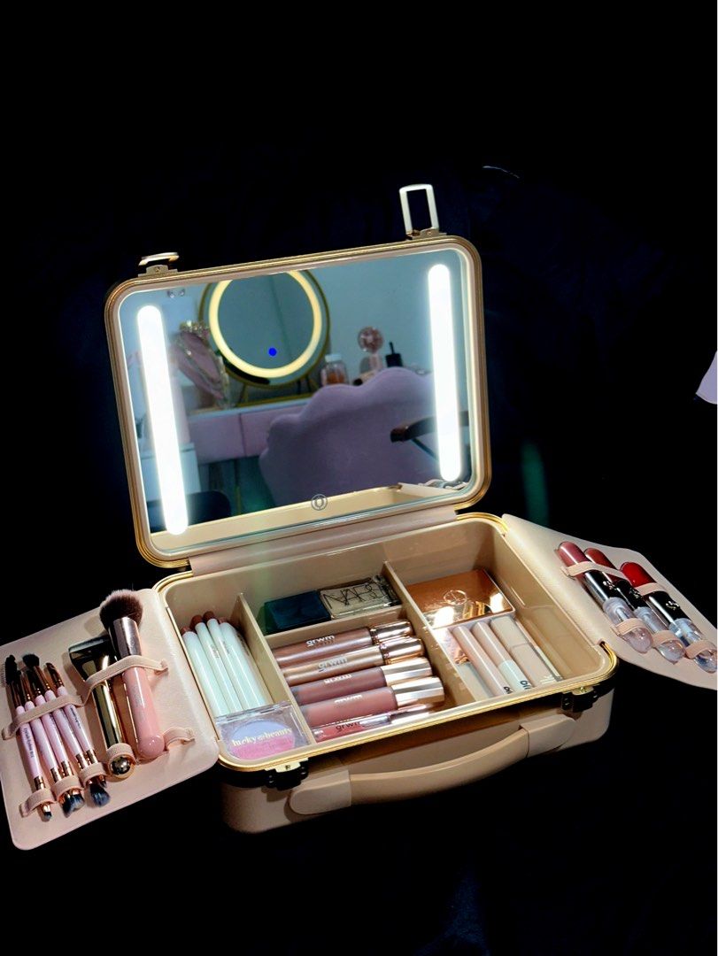 Exquisite Queen Pink Portable Vanity Mirror case with LED lights (Category: Makeup) located in Manila. Submitted by icaa_yee (Listing ID 1394702329, Image 1). Description: Wireless | Adjustable LED lights 12” inch 🎀 MOP: Gcash/Bpi MOD: via lalamove/pick-up at my place 📍Paranaque City.
