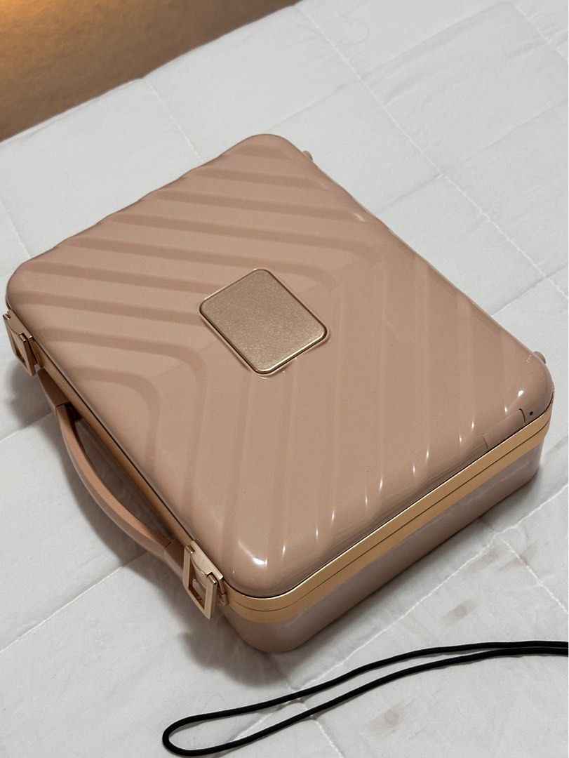 Exquisite Queen Pink Portable Vanity Mirror case with LED lights (Category: Makeup) located in Manila. Submitted by icaa_yee (Listing ID 1394702329, Image 3). Description: Wireless | Adjustable LED lights 12” inch 🎀 MOP: Gcash/Bpi MOD: via lalamove/pick-up at my place 📍Paranaque City.