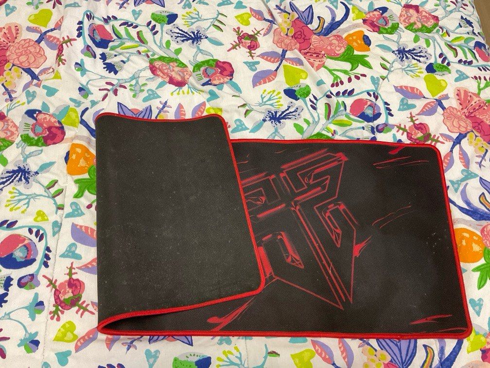 FANTECH GAMING MOUSEPAD (Category: Other Accessories) located in Santa Rosa. Submitted by declutter.jenjen (Listing ID 1394608326, Image 3). Description: hindi masyado gamit, nakatambak lang kaya medyo madumi. needs wash lang.