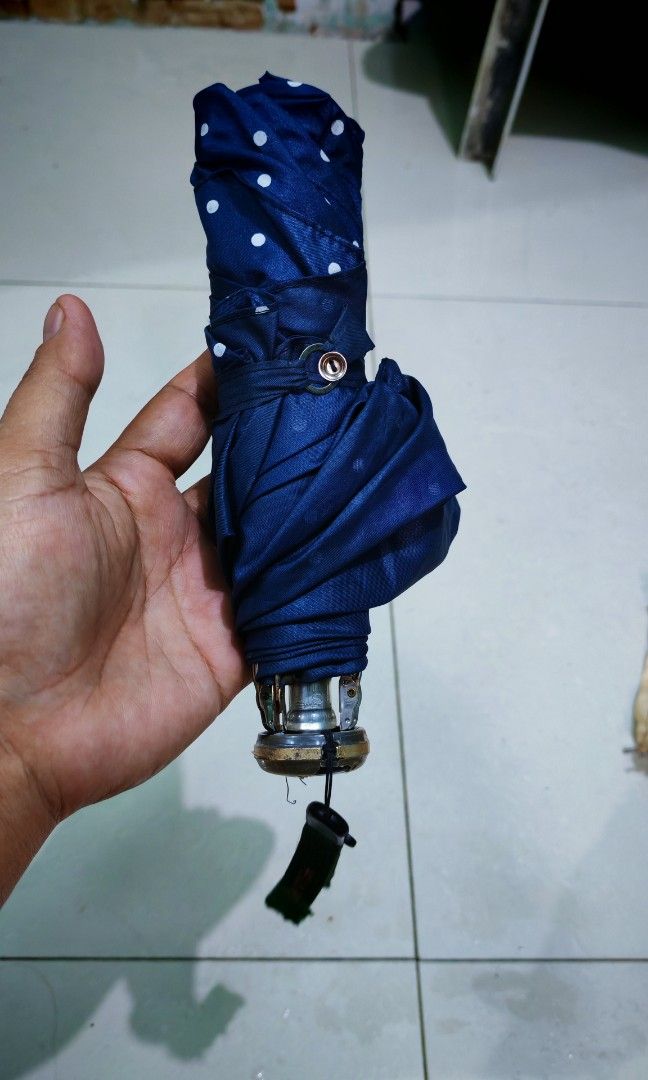 Folding umbrella moonbat japan surplus (Category: Umbrellas) located in Quezon City. Submitted by plantcorner (Listing ID 1394688012, Image 3). Description: .