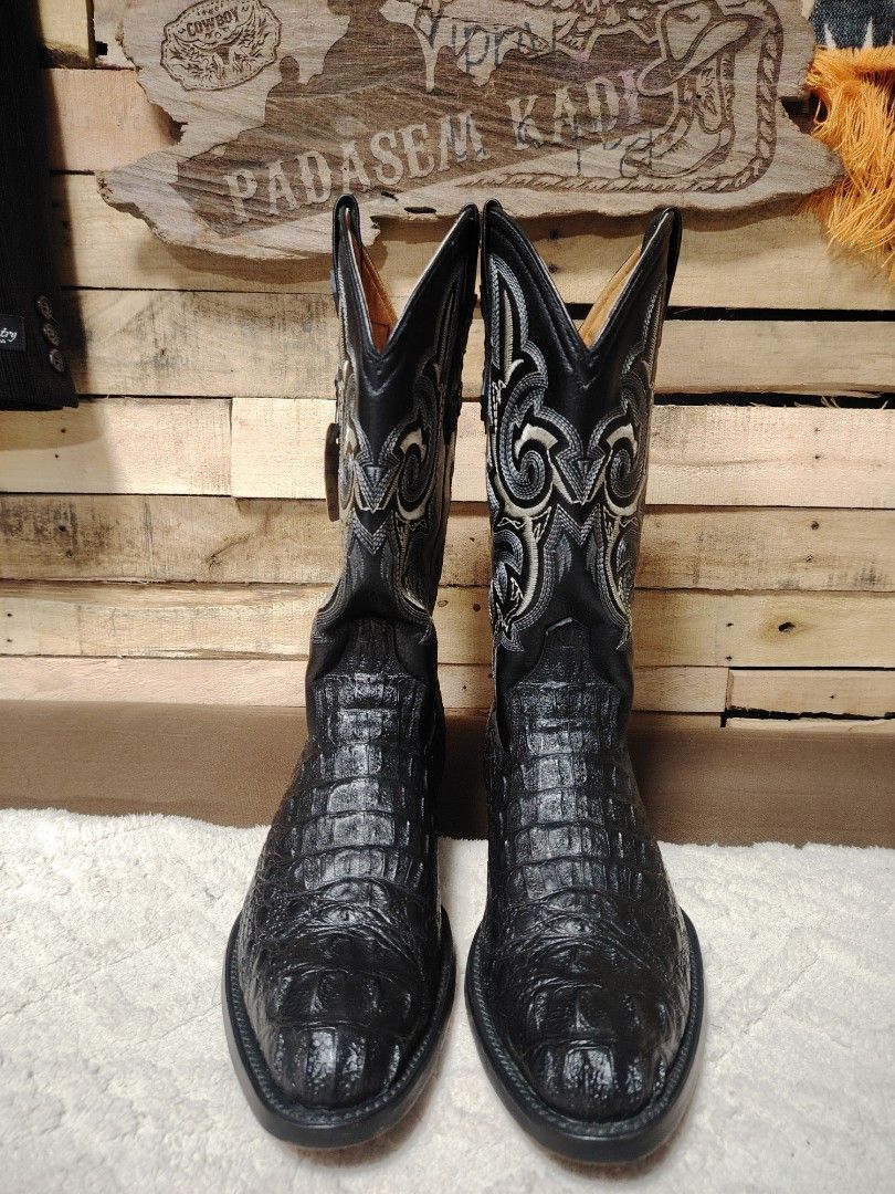 Internacional Black Crocodile Cowboy Boots (Category: Boots) located in La Trinidad. Submitted by padasem_kadi (Listing ID 1394612614, Image 3). Description: - Genuine black crocodile cowboy boots - Intricate stitching detail - Classic pointed toe design COWBOY(WESTERN) BOOTS FOR SALE Brand: INTERNACIONAL Size: Size 9 Material: Animal Skin and Leather Sole Condition: Excellent used condition Made in Mexico Bought in the USA Check comment box for 