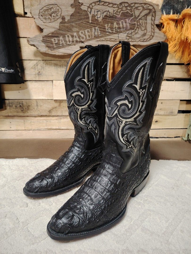Internacional Black Crocodile Cowboy Boots (Category: Boots) located in La Trinidad. Submitted by padasem_kadi (Listing ID 1394612614, Image 2). Description: - Genuine black crocodile cowboy boots - Intricate stitching detail - Classic pointed toe design COWBOY(WESTERN) BOOTS FOR SALE Brand: INTERNACIONAL Size: Size 9 Material: Animal Skin and Leather Sole Condition: Excellent used condition Made in Mexico Bought in the USA Check comment box for 