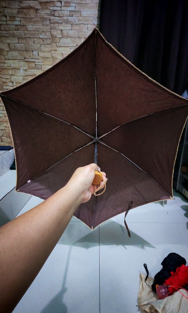 Japan surplus folding umbrella (Category: Umbrellas) located in Quezon City. Submitted by plantcorner (Listing ID 1394686816, Image 2). Description: Maalikabok lang.