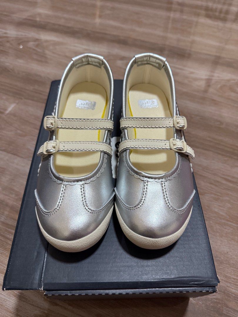 Onitsuka Mexico 66 TGRS in Silver (Ballet) (Category: Sneakers) located in Manila. Submitted by cesna_ (Listing ID 1394725493, Image 2). Description: Onitsuka Mexico 66 TGRS in Silver Bought sa US Brand new (Sinukat lang) RFS: Wrong Size Negotiable! US 6 1/2 | EUR 37.5 | 23.5 CM.