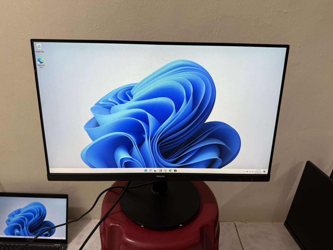 Philips Monitor (Category: Monitor Screens) located in Manila. Submitted by lhainelovi71994 (Listing ID 1394606497, Image 2). Description: Philips 24 inches frameless HDMI and VGA ports 1920 x 1080 full HD 75HZ With power cord 💸💸 2,800 each Location: San Andres bukid manila Pick up or deliver.