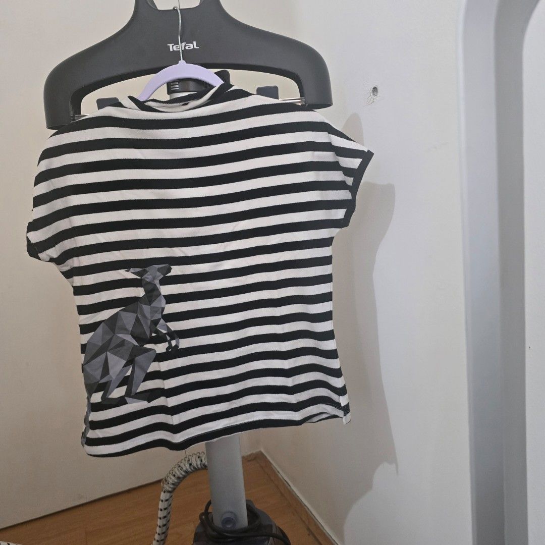 Plains and prints (Category: Blouses) located in Manila. Submitted by teepee2021 (Listing ID 1394628364, Image 1). Description: .