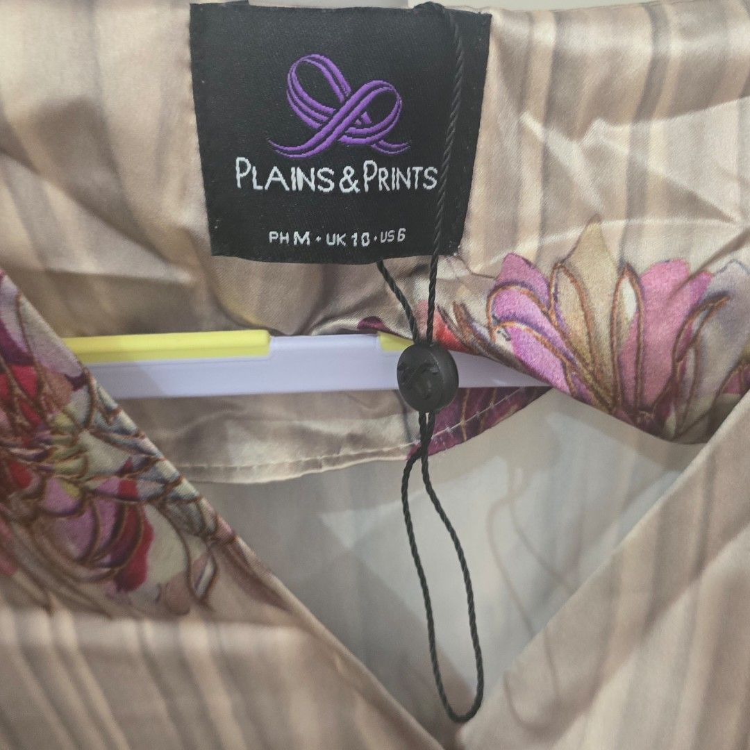 Plains and Prints (Category: Blouses) located in Manila. Submitted by teepee2021 (Listing ID 1394629397, Image 2). Description: .