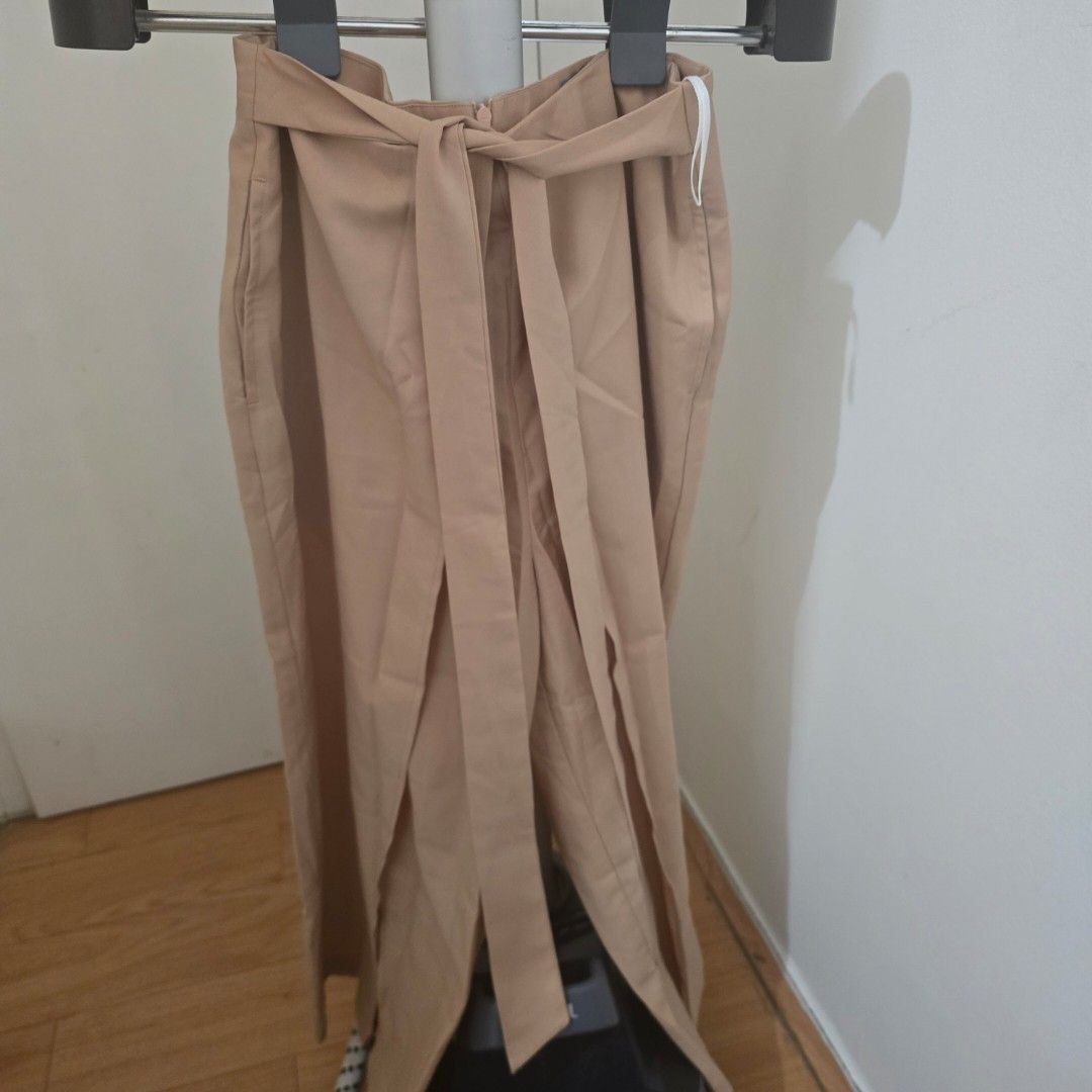 Plains and prints pants (Category: Other Bottoms) located in Manila. Submitted by teepee2021 (Listing ID 1394663257, Image 2). Description: .