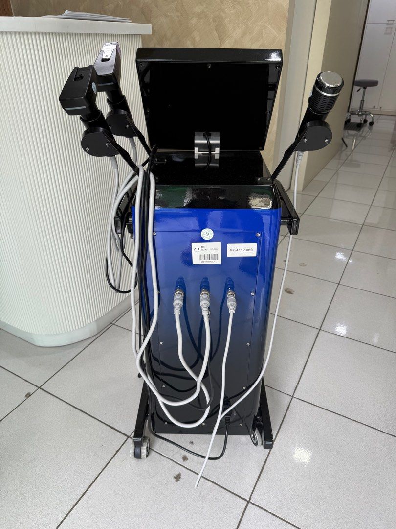 RF Microneedling Machine (Category: Face Care) located in Quezon City. Submitted by matildabg (Listing ID 1394672758, Image 3). Description: skin tightening, rejuvenation, and contouring by combining microneedling with radiofrequency (RF) energy Used 2 times only Includes 1 extra needle cartridge .