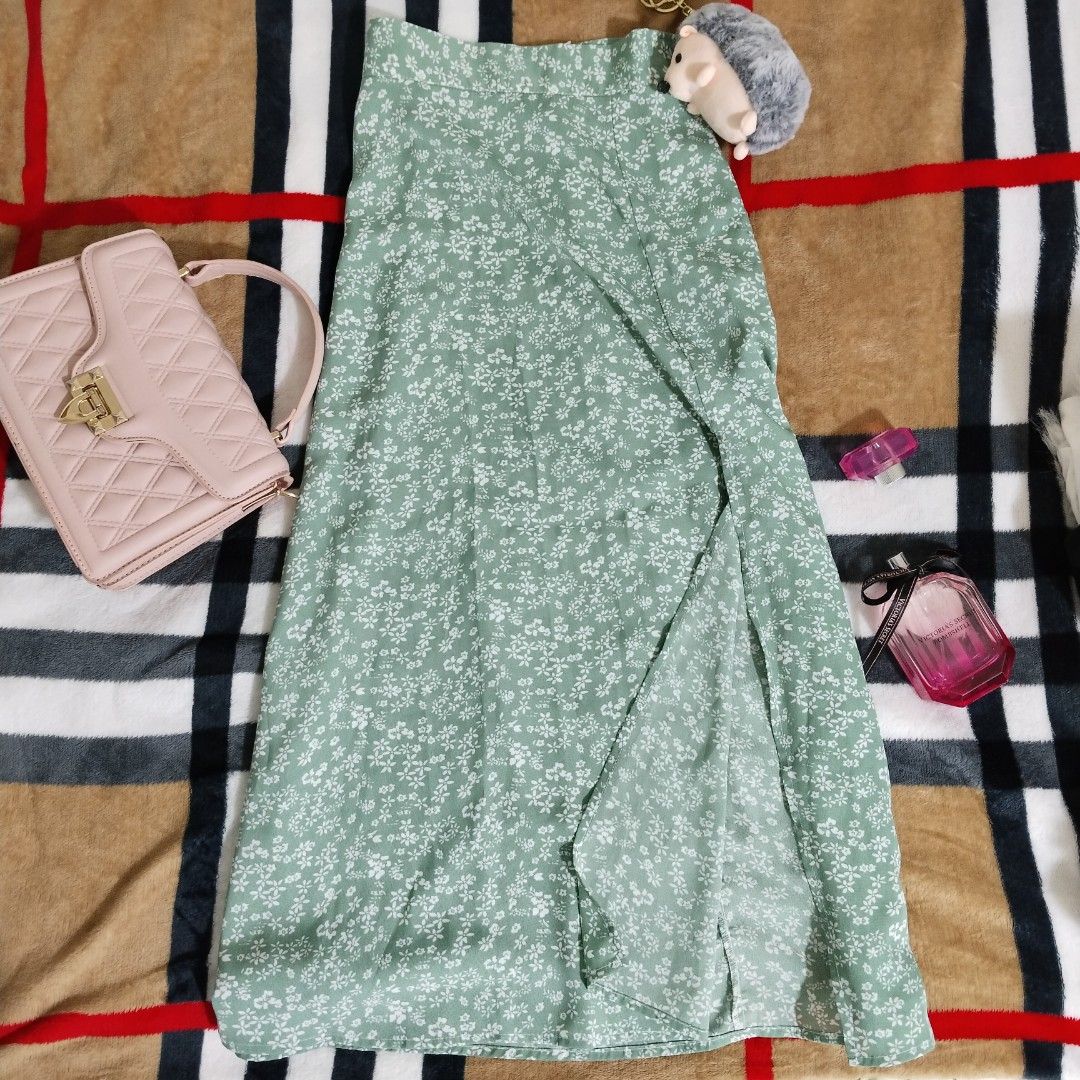 SHEIN Floral Slit Skirt (Category: Skirts) located in Manila. Submitted by gracieee_m (Listing ID 1394763953, Image 1). Description: - SHEIN green floral skirt - Size: S (EU 36, US 4) - High-waisted - Features a side slit - Zipper closure at the back - Lightweight and flowy fabric - Perfect for warm weather - Made in China.