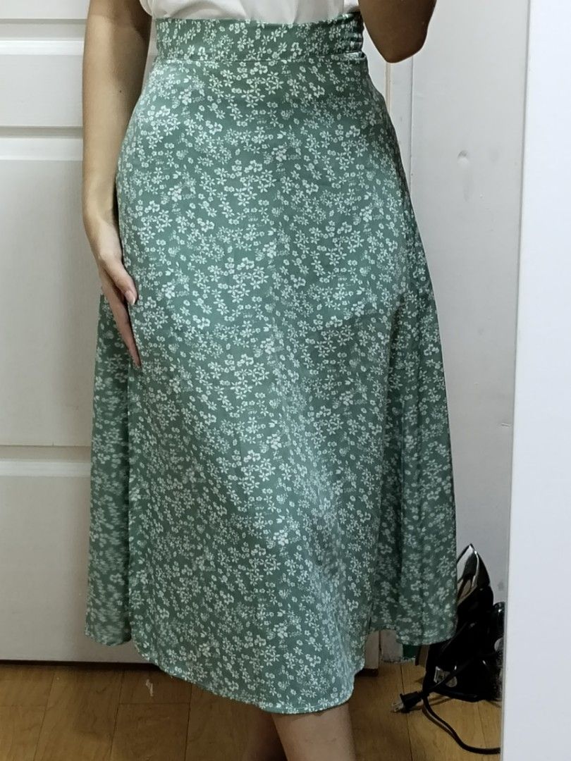 SHEIN Floral Slit Skirt (Category: Skirts) located in Manila. Submitted by gracieee_m (Listing ID 1394763953, Image 3). Description: - SHEIN green floral skirt - Size: S (EU 36, US 4) - High-waisted - Features a side slit - Zipper closure at the back - Lightweight and flowy fabric - Perfect for warm weather - Made in China.