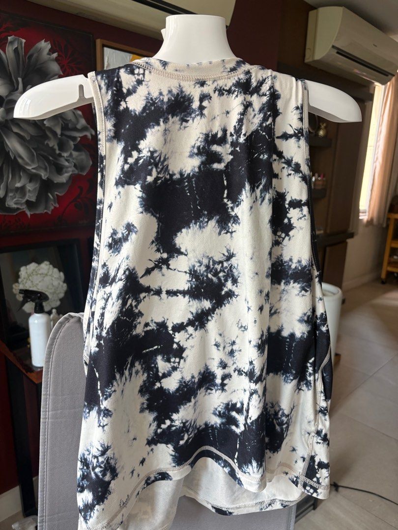 tie dye tank top (Category: Activewear) located in Pasig City. Submitted by decluttering.always (Listing ID 1394629153, Image 1). Description: fits medium to large forgot the brand nice cloth.