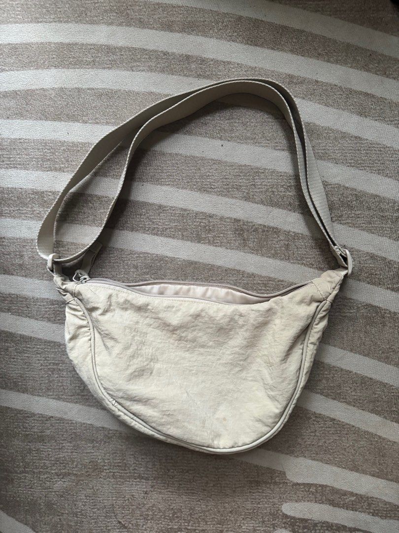 Uniqlo Mini Shoulder Bag / Moon Bag (Category: Shoulder Bags) located in Makati City. Submitted by kd995 (Listing ID 1394783042, Image 1). Description: used once, not my style .