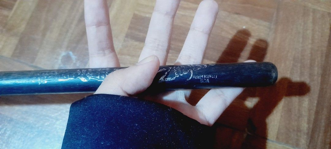 Well used Zildjian Drumsticks (Category: Musical Instruments) located in Manila. Submitted by sec0ndbloom (Listing ID 1394778658, Image 2). Description: - Zildjian drumsticks - Black color - Visible markings.