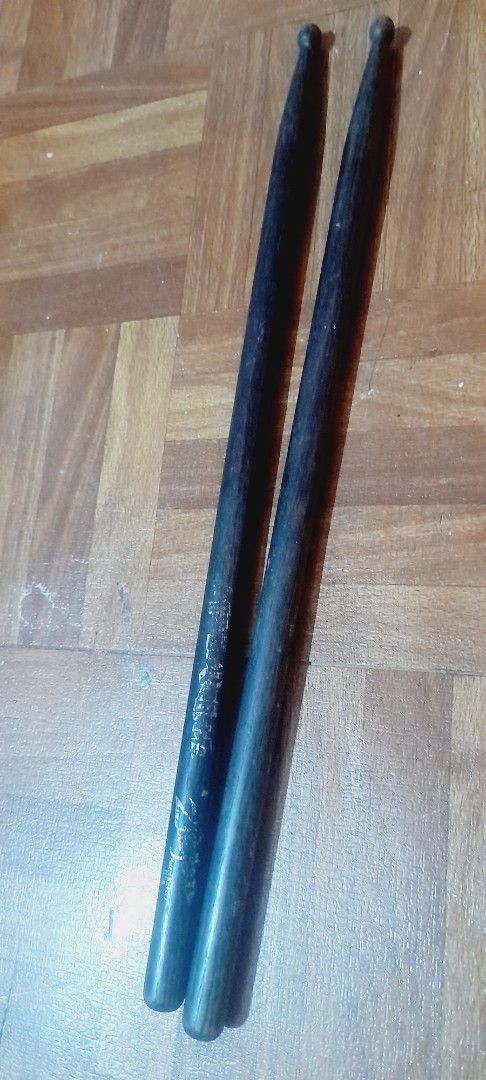 Well used Zildjian Drumsticks (Category: Musical Instruments) located in Manila. Submitted by sec0ndbloom (Listing ID 1394778658, Image 1). Description: - Zildjian drumsticks - Black color - Visible markings.