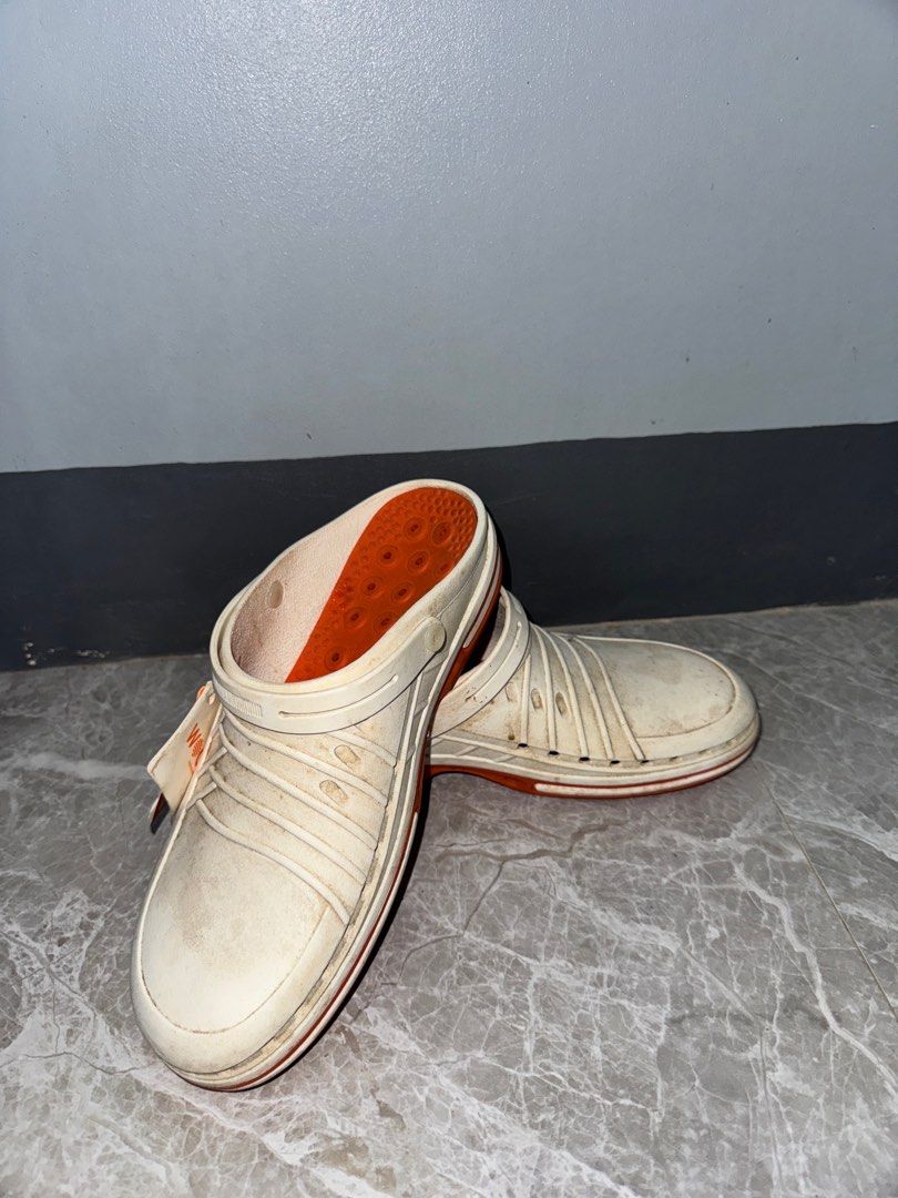 WOCK Clog with Strap (Category: Slippers and slides) located in Paranaque City. Submitted by wolf5037 (Listing ID 1394614574, Image 1). Description: Brand: Wock Material: Rubber Sterilizable and washable up to 90° (clog only) Removable insole to allow a deeper cleaning Antistatic: dissipates static electricity Soft lemon scent fragrance.