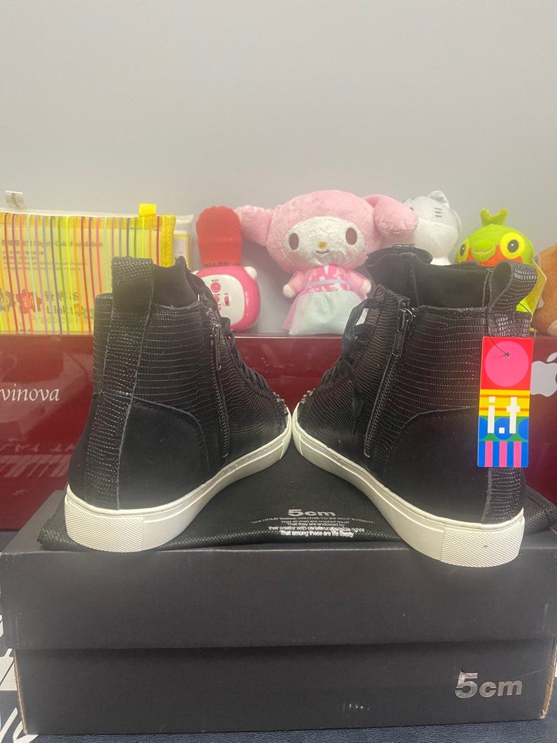 皮鞋 （分類：便服鞋）位於 Hong Kong。 由 benlas555 提交（商品編號 1383177072，圖片 3）。簡介： 大特價！全新男款皮鞋全新包裝it/5cm品牌。原價＄1299，40碼剩1雙、42碼剩2雙。購買2双$300，購買3雙$400。caorousell冇回復可wts傾：56056555。