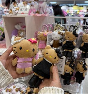 長腿 Hello Kitty 現貨 黑皮 珍珠 小香風 夏威夷 日本限量版 包包掛飾 鎖匙扣 毛公仔 粉紅豹紋 比堅尼 三點式64246533108481110