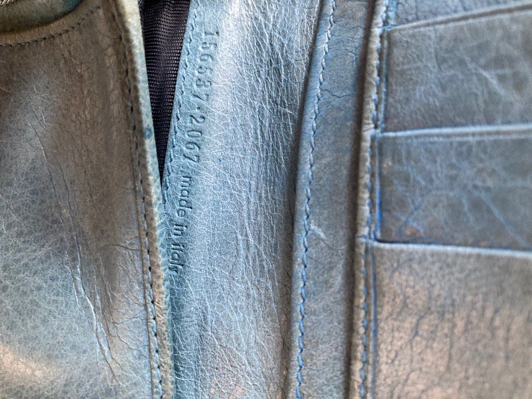 Authentic Balenciaga bifold wallet (Category: Luxury Bags & Wallets) located in Davao. Submitted by shopbymom (Listing ID 1389919322, Image 3). Description: Color discoloration due to storage Pwede iparecolor Authentic .