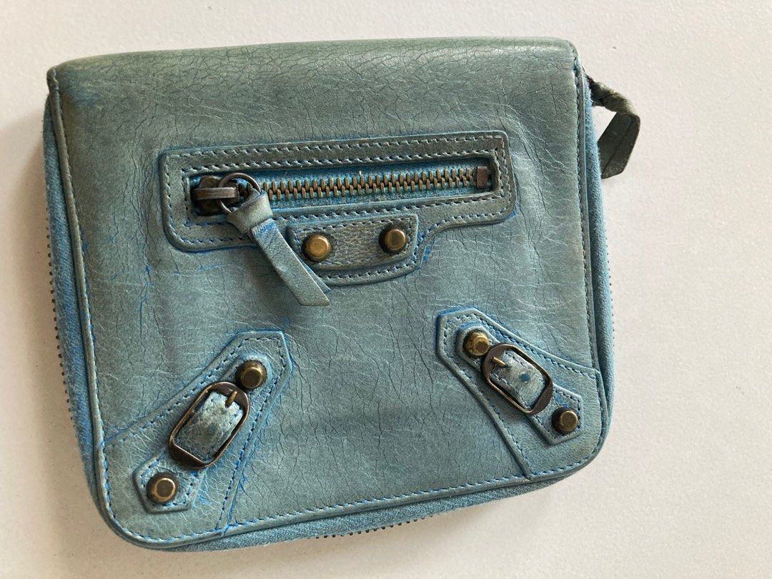 Authentic Balenciaga bifold wallet (Category: Luxury Bags & Wallets) located in Davao. Submitted by shopbymom (Listing ID 1389919322, Image 2). Description: Color discoloration due to storage Pwede iparecolor Authentic .