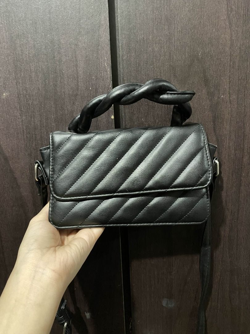 Black 2-Way Kili Purse Bag (Category: Purses & Pouches) located in Marikina City. Submitted by marisan.collection (Listing ID 1394940654, Image 1). Description: 2nd Hand Bags for sale See photos for details and as is Condition: Like new, no issue Gcash payment JNT | FLASH | LALAMOVE .