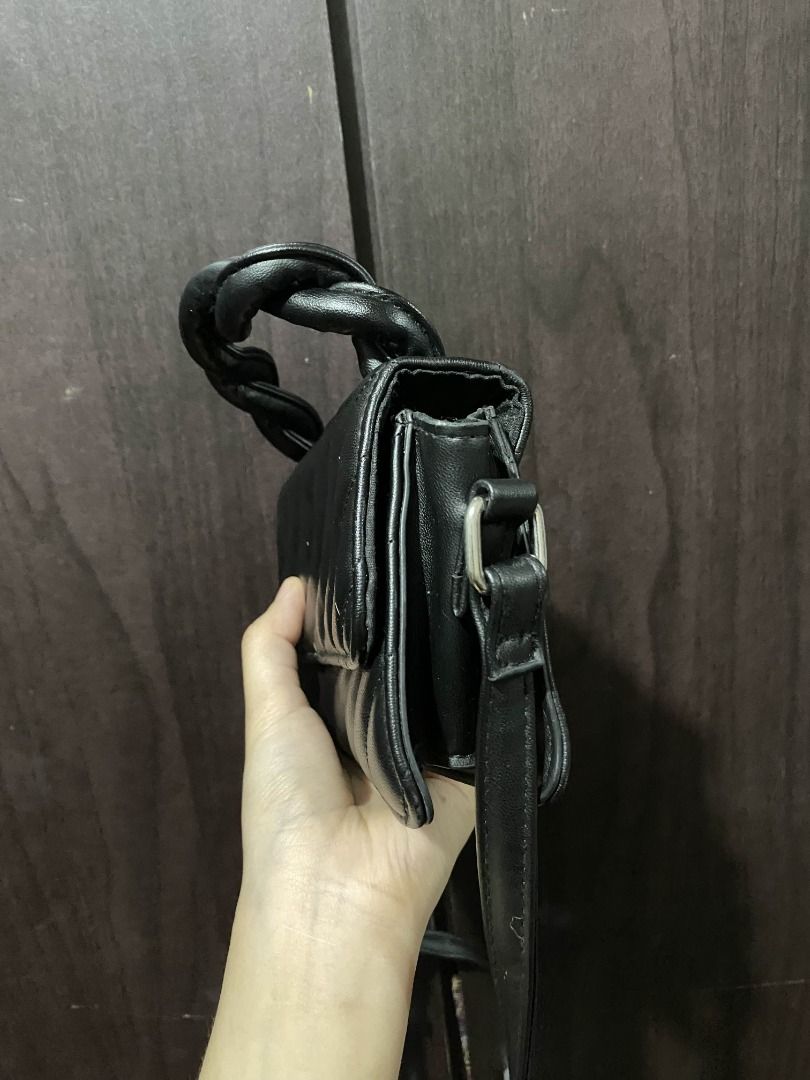 Black 2-Way Kili Purse Bag (Category: Purses & Pouches) located in Marikina City. Submitted by marisan.collection (Listing ID 1394940654, Image 3). Description: 2nd Hand Bags for sale See photos for details and as is Condition: Like new, no issue Gcash payment JNT | FLASH | LALAMOVE .