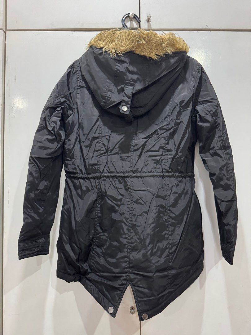 Black Fall/Winter Puffer Jacket (Category: Coats, Jackets and Outerwear) located in Mandaluyong City. Submitted by arabeaaa (Listing ID 1394916141, Image 2). Description: - Still in good condition - Good for autumn and winter weather - Have 1 Medium size and 1 Small size - RFS: decluttering .
