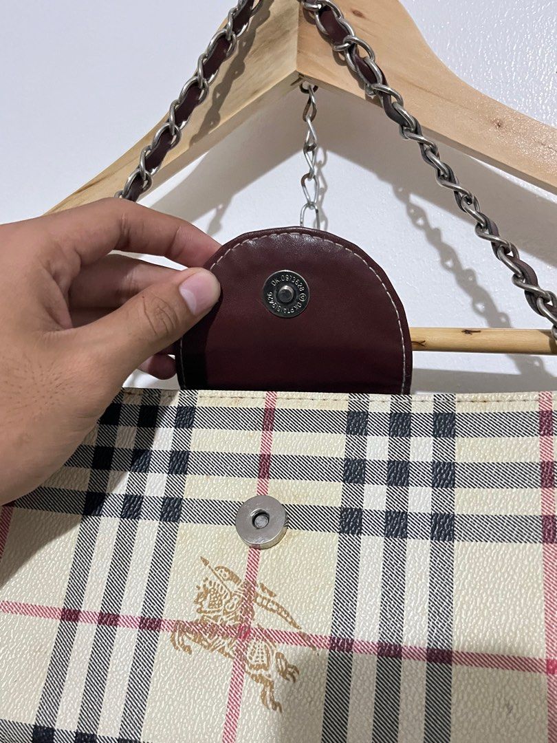 Burberry Purse Bag (Category: Luxury Bags & Wallets) located in Manila. Submitted by abejaronke97521 (Listing ID 1394822765, Image 3). Description: Excellent condition Need wash sa inner.