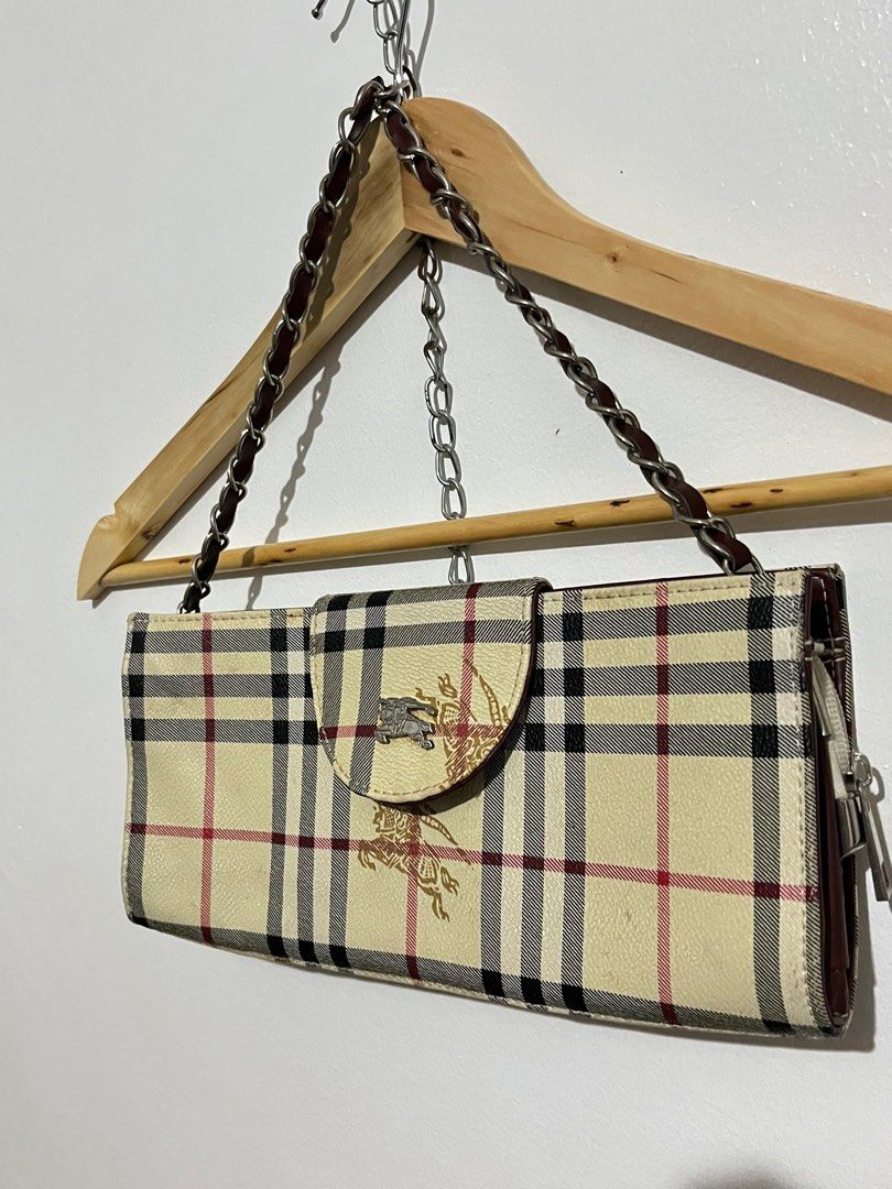 Burberry Purse Bag (Category: Luxury Bags & Wallets) located in Manila. Submitted by abejaronke97521 (Listing ID 1394822765, Image 2). Description: Excellent condition Need wash sa inner.