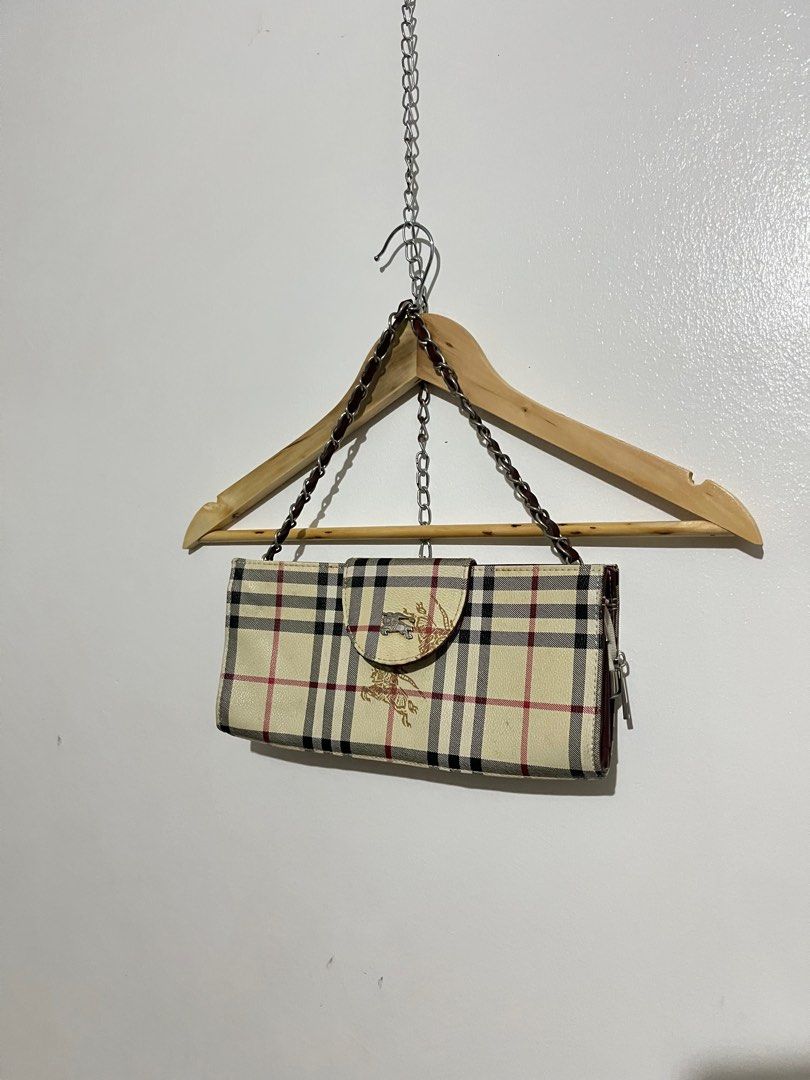 Burberry Purse Bag (Category: Luxury Bags & Wallets) located in Manila. Submitted by abejaronke97521 (Listing ID 1394822765, Image 1). Description: Excellent condition Need wash sa inner.
