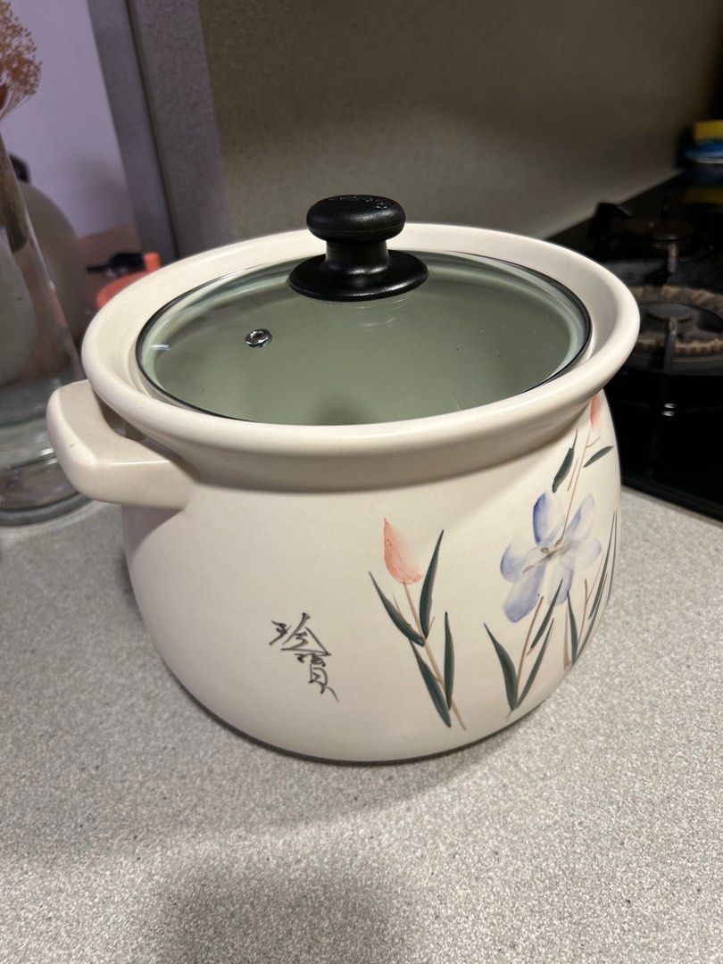Ceramic pot (Category: Cookers) located in Singapore. Submitted by caridee12 (Listing ID 1394919321, Image 2). Description: Never used. Good for cooking for a big group. Free - please pick up at my home at bedok reservoir road..