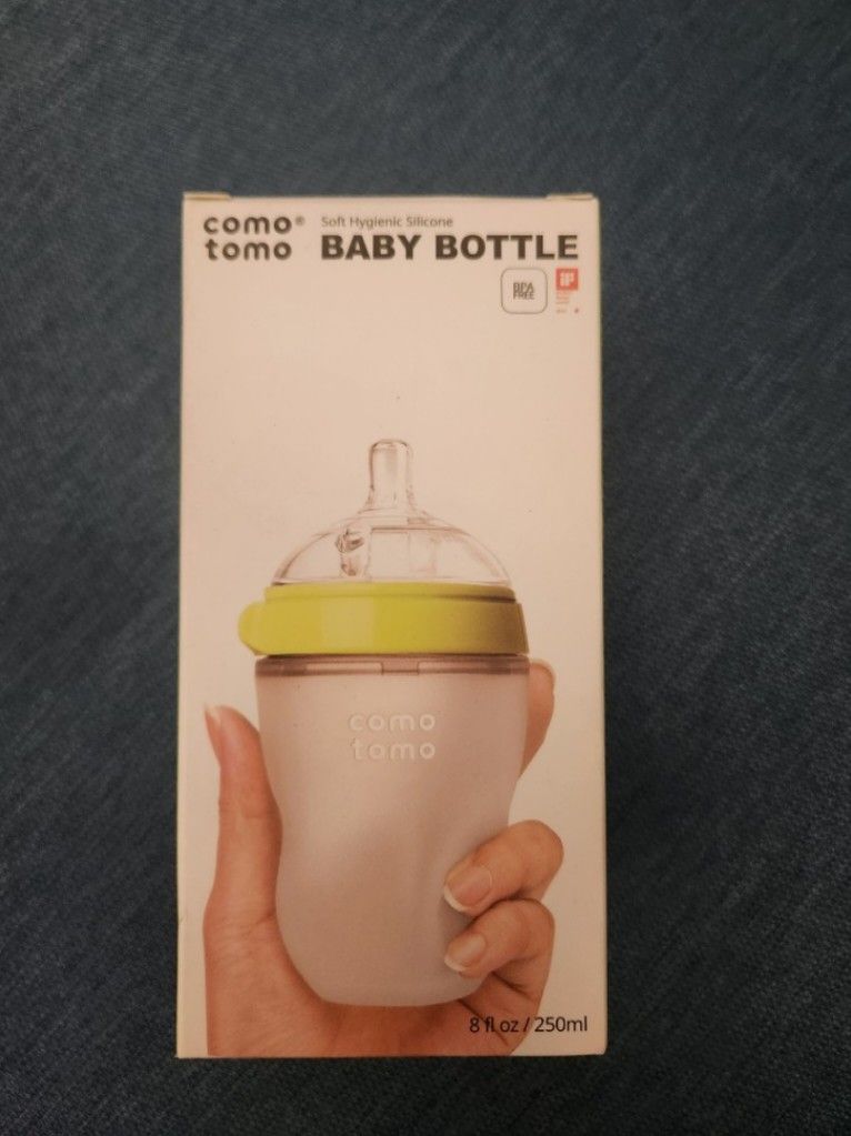 Comotomo Baby Bottle 8oz/250ml (Category: Breastfeeding & Bottle Feeding) located in Pasig City. Submitted by machichoo (Listing ID 1394854911, Image 1). Description: - Comotomo baby bottle - 8oz / 250ml capacity - Soft, squeezable silicone body - Wide neck for easy cleaning - Designed with a natural nipple Decluttering .