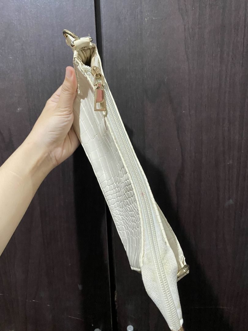 Cream Crocs Kili Purse Bag (Category: Shoulder Bags) located in Marikina City. Submitted by marisan.collection (Listing ID 1394941976, Image 3). Description: 2nd Hand Bags for sale See photos for details and as is Condition: Issue - Signs of usageGcash payment JNT | FLASH | LALAMOVE .