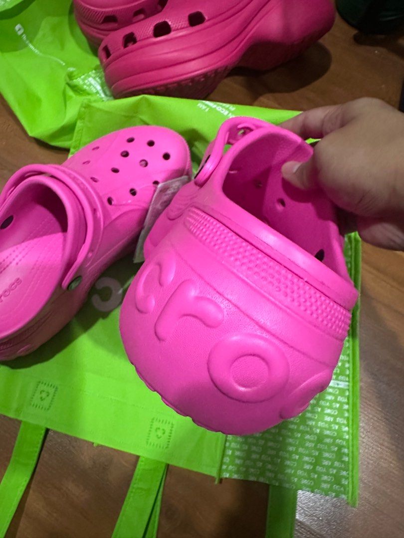 Crocs Bella Clog (Category: Slippers and slides) located in Pasay City. Submitted by dunkinn (Listing ID 1394899776, Image 3). Description: ❤️ bought for Php 4,495 ❤️ Size 9 ❤️ RFS: wrong size, lost my receipt .