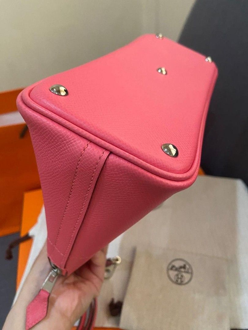 Hermes bolide 27 decluttering sale (Category: Luxury Bags & Wallets) located in San Juan City. Submitted by dailydealsphest2010 (Listing ID 1382780539, Image 3). Description: almost brand new with receipt✅️ 💯 authentic💯 with box , paperbag , ribbons✅️ Length 27 cm (10.6 inches) Height 20 cm (7.9 inches) Width 10 cm (3.9 inches).