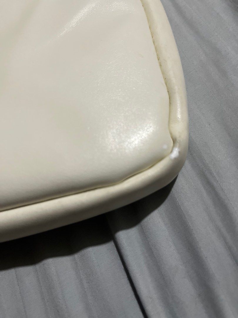 Kaws laptop sleeve/ bag (Category: Laptops & Notebooks) located in Angeles City. Submitted by ritenianstuff (Listing ID 1394885154, Image 3). Description: Kaws Japan Laptop macbook bag May mga konting issues check photos po Mantsa s may hidden part ng bag at strap Kaya po mura n Lp posted free shipping n GCash payment .