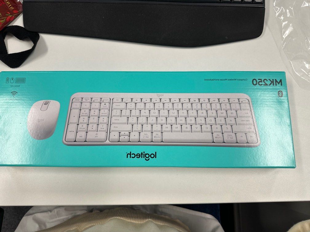 Logitech MK250 wireless keyboard + mouse （分類：手提電腦）位於 Hong Kong。 由 atlaschan0111 提交（商品編號 1394789910，圖片 1）。簡介： 買錯咗…..公司支援唔到藍牙keyboard….. 金鐘交收 。