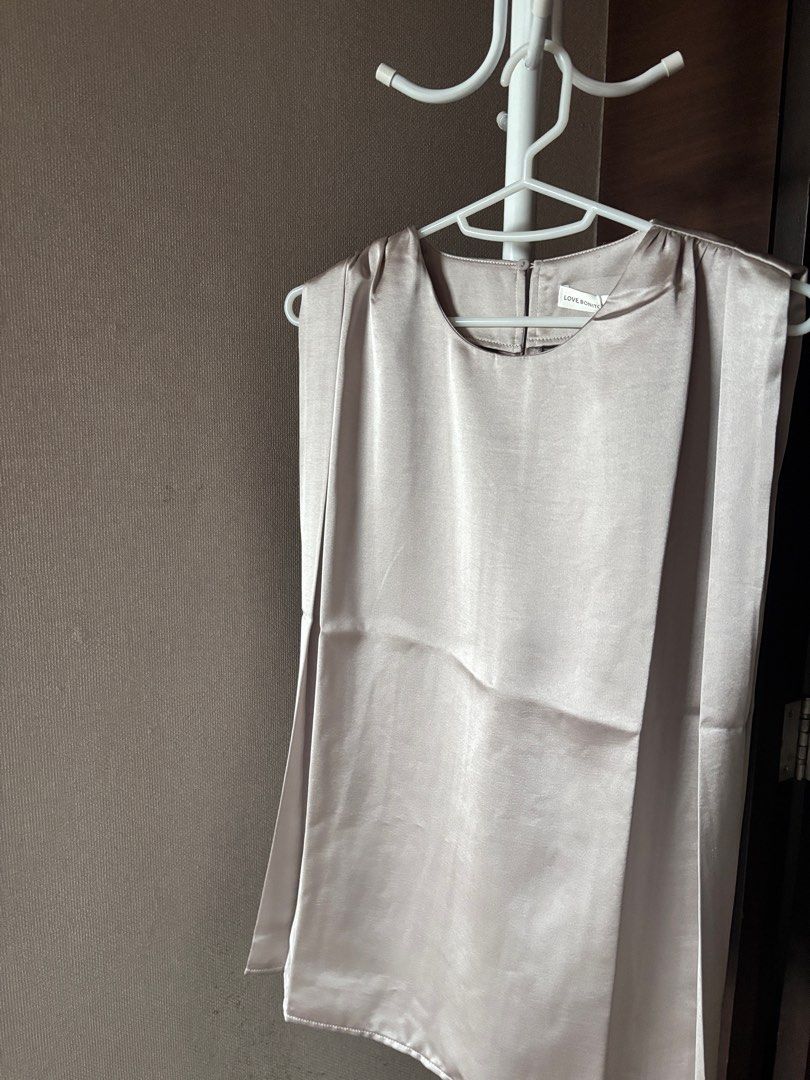 Love Bonito | Satin Boxy Top (Category: Sleeveless) located in Iloilo. Submitted by mn.067 (Listing ID 1394870718, Image 3). Description: Brand new, still with tag Bought for 2,090 Fits small to medium (loose fit) RFS: decluttering.