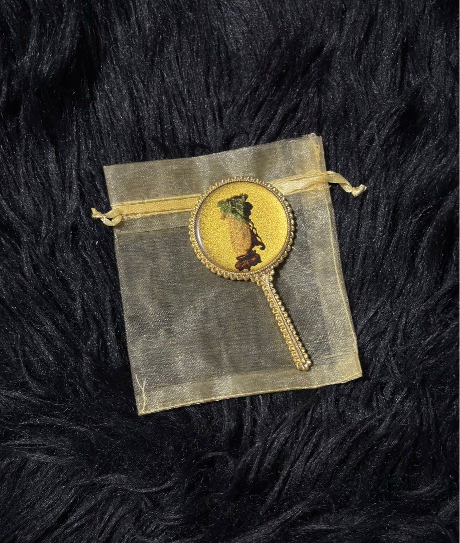 Mini Vanity Mirror (Category: Mirrors) located in Paranaque City. Submitted by dalle_closet (Listing ID 1394804096, Image 1). Description: Length: 10cm Slightly used.