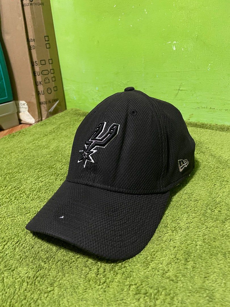 New Era NBA San Antonio Spurs Cap (Category: Caps & Hats) located in Pila. Submitted by mazal_infi (Listing ID 1394785934, Image 1). Description: New Era The League NBA San Antonio Spurs Closed Stretch Cap Size Medium-Large on tag .