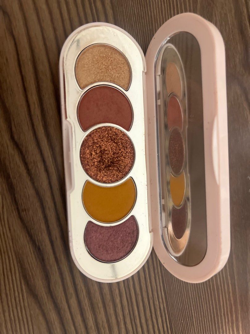 Rare beauty eyeshadow palettr (Category: Makeup) located in Manila. Submitted by elizabeth10286 (Listing ID 1394920925, Image 2). Description: Hindi pala ako marunong mag eye shadow.