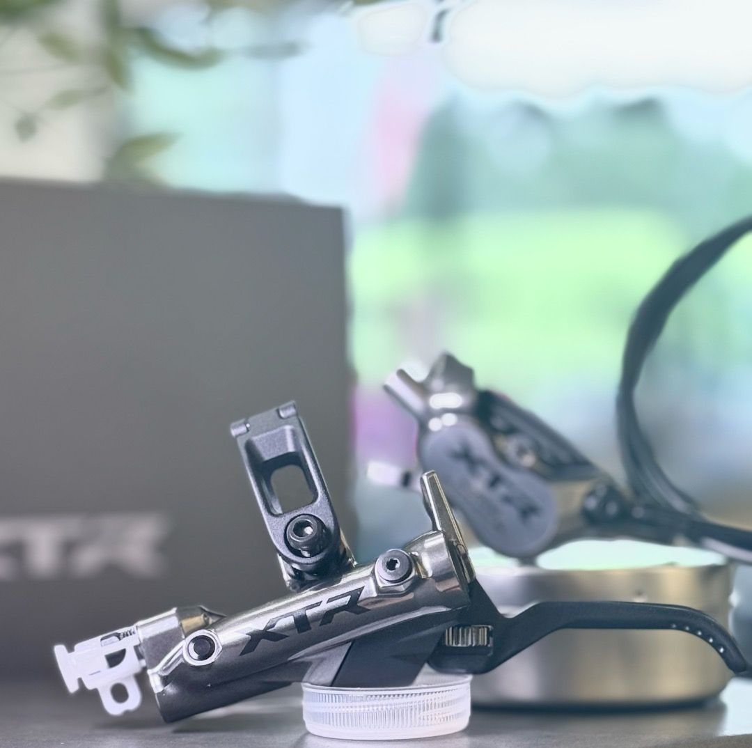 SHIMANO XTR Brake (Kit) BRM9220JTBLM9220 Left and Right / rear Resin (black) (Category: Parts & Accessories) located in Singapore. Submitted by bikebunker (Listing ID 1394908861, Image 1). Description: Product Description DISC BRAKE ASSEMBLED SET/J-kit, XTR, BL-M9220(R), BR-M9220(R), W/O ADAPTER, METAL PAD(W/FIN), SM-BH90-SBM 1700MM(BLACK),W/CONNECTER INSERT, IND.PACK&nbsp; »Consistent Brake Control: All-new low viscosity mineral oil creates a re