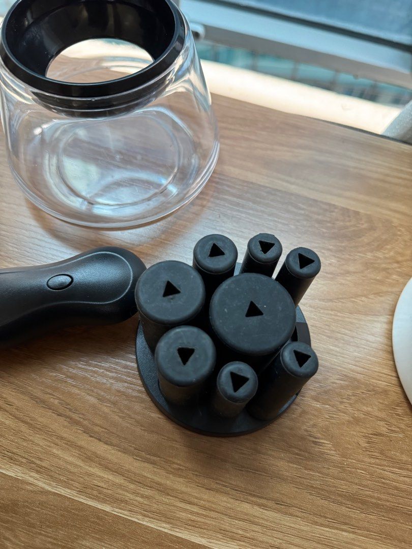 Thin Lizzie Make-Up Brush Cleaner 🇦🇺 (Category: Makeup) located in Quezon City. Submitted by paolasoriano_wind (Listing ID 1394817541, Image 2). Description: High quality brush cleaner (not like ones from local online shops). Device with batt still works, just replace AAA battery. Bought from Australia 🇦🇺 .