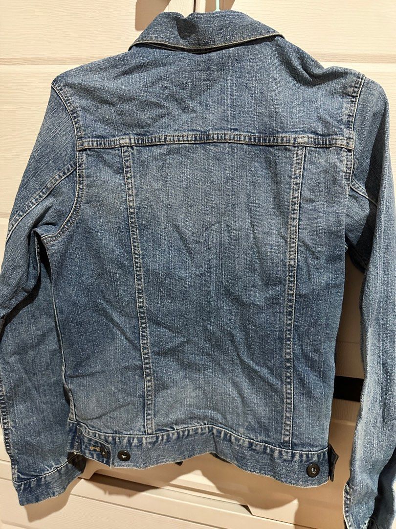 Uniqlo Denim Jacket (Category: Coats, Jackets and Outerwear) located in Manila. Submitted by jslnd (Listing ID 1394826558, Image 3). Description: Uniqlo Denim Jacket Best fits S Ready to ship.